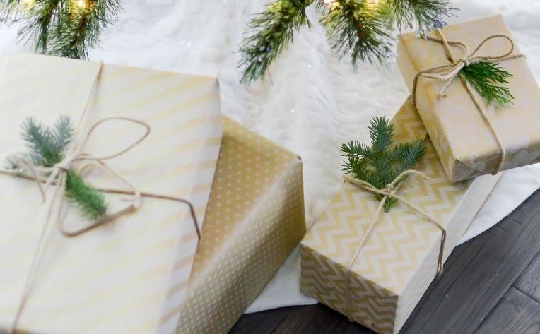 Christmas Tree Skirt with Presents